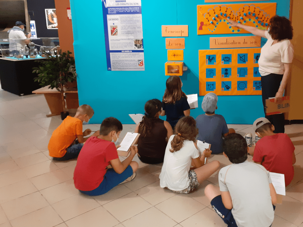 Classe d'élèves au Conservatoire des Métiers d'Autrefois de Donzac