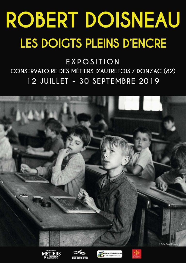 Affiche de l'exposition "Les doigts pleins d'encre" de Robert Doisneau au Conservatoire des Métiers d'Autrefois de Donzac, du 12 juillet au 30 septembre 2019.